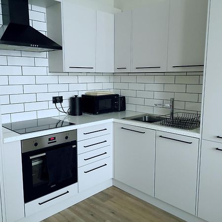 Stunning Modern Apartment Sleeps 4 - 6 Min Walk From Golden Beaches-Free Parking Bournemouth Eksteriør billede