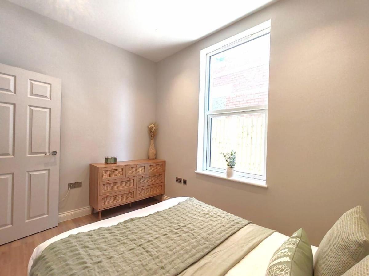 Stunning Modern Apartment Sleeps 4 - 6 Min Walk From Golden Beaches-Free Parking Bournemouth Eksteriør billede