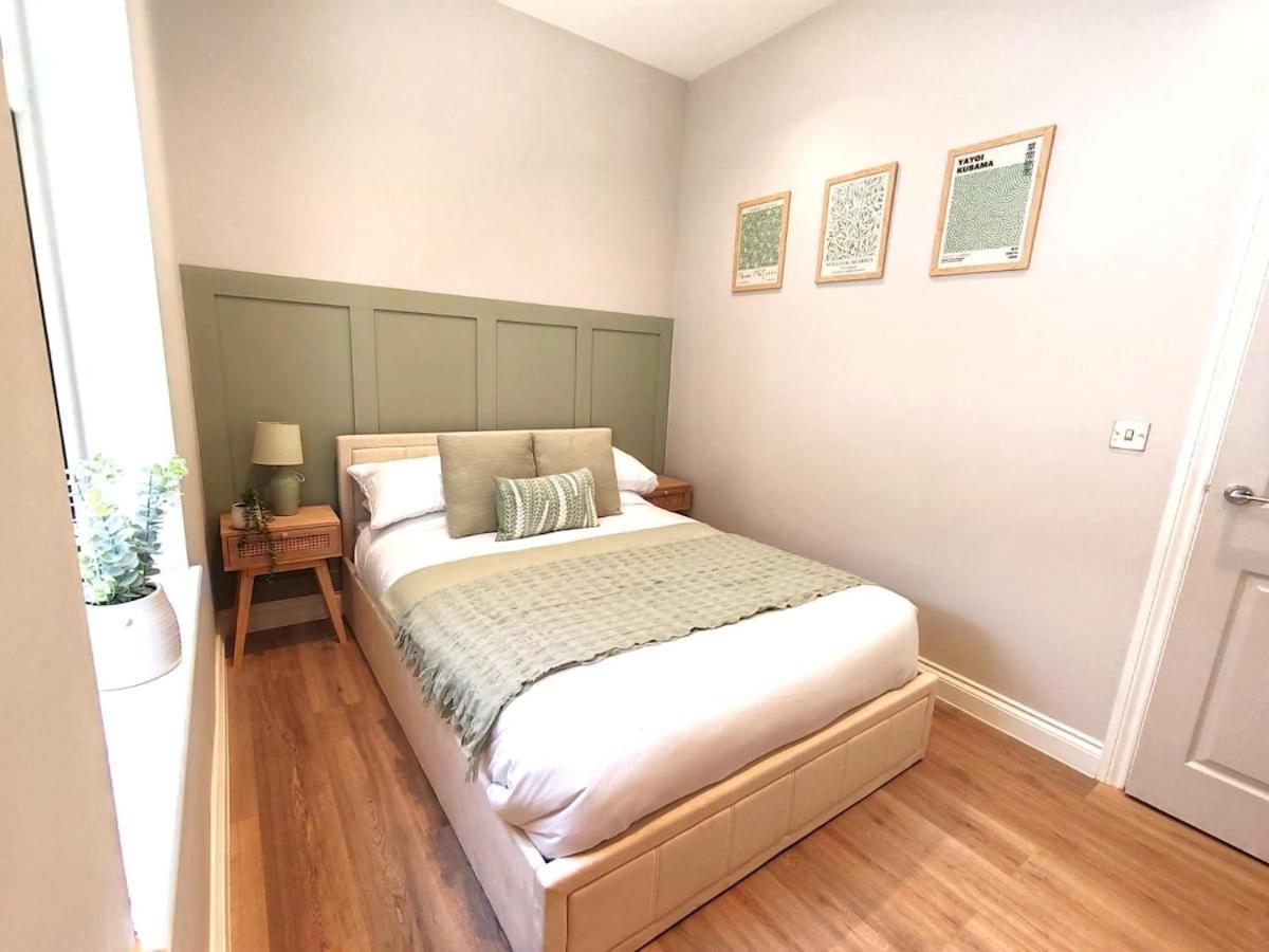 Stunning Modern Apartment Sleeps 4 - 6 Min Walk From Golden Beaches-Free Parking Bournemouth Eksteriør billede