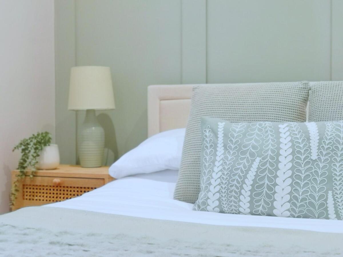 Stunning Modern Apartment Sleeps 4 - 6 Min Walk From Golden Beaches-Free Parking Bournemouth Eksteriør billede