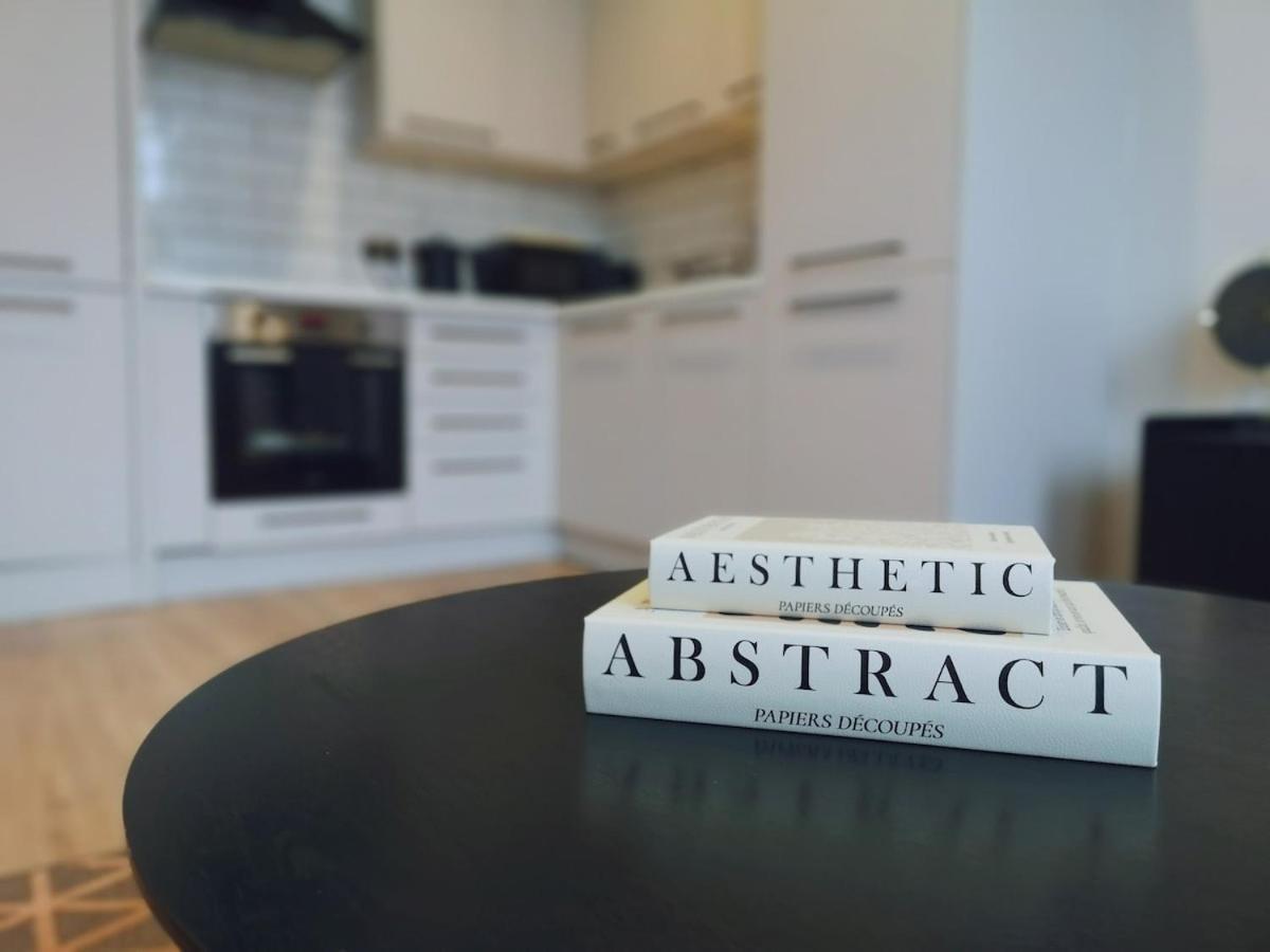 Stunning Modern Apartment Sleeps 4 - 6 Min Walk From Golden Beaches-Free Parking Bournemouth Eksteriør billede
